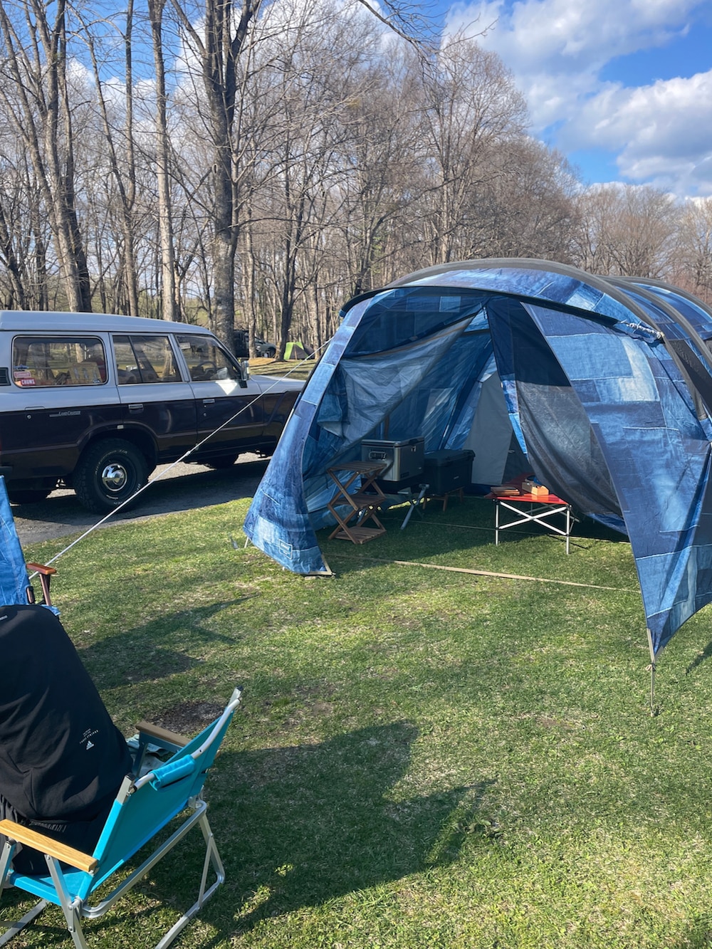 ブラック系のTシャツ/カットソー、ブルー系のデニムパンツ、グリーン系のサンダルを着用したメンズの春コーディネートの3枚目の写真