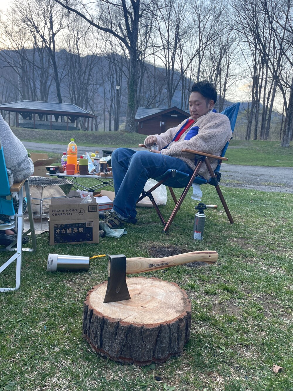 ブラック系のTシャツ/カットソー、ブルー系のデニムパンツ、グリーン系のサンダルを着用したメンズの春コーディネートの2枚目の写真