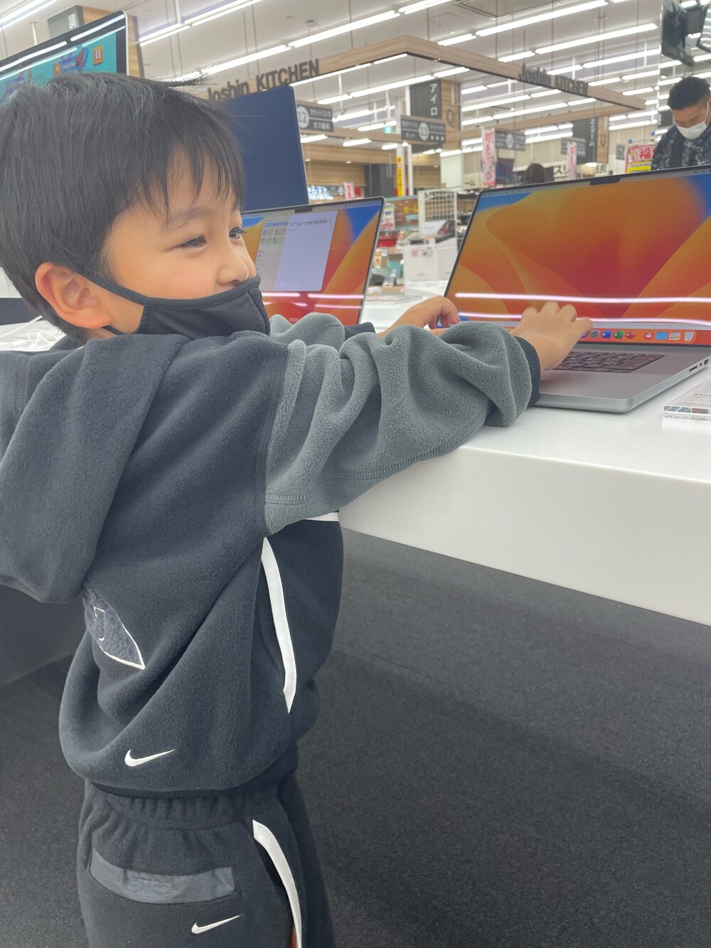 ブラック系のパーカーを着用したキッズの冬コーディネートの2枚目の写真