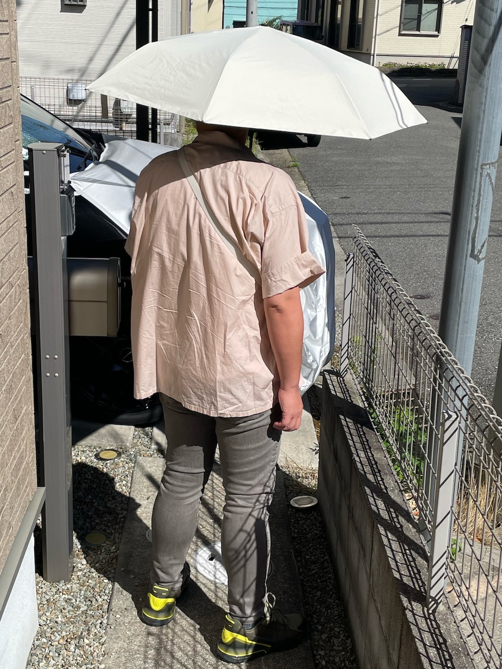 ピンク系のシャツ/ブラウス、グレー系のデニムパンツ、グリーン系のスニーカーを着用したメンズの夏コーディネートの2枚目の写真