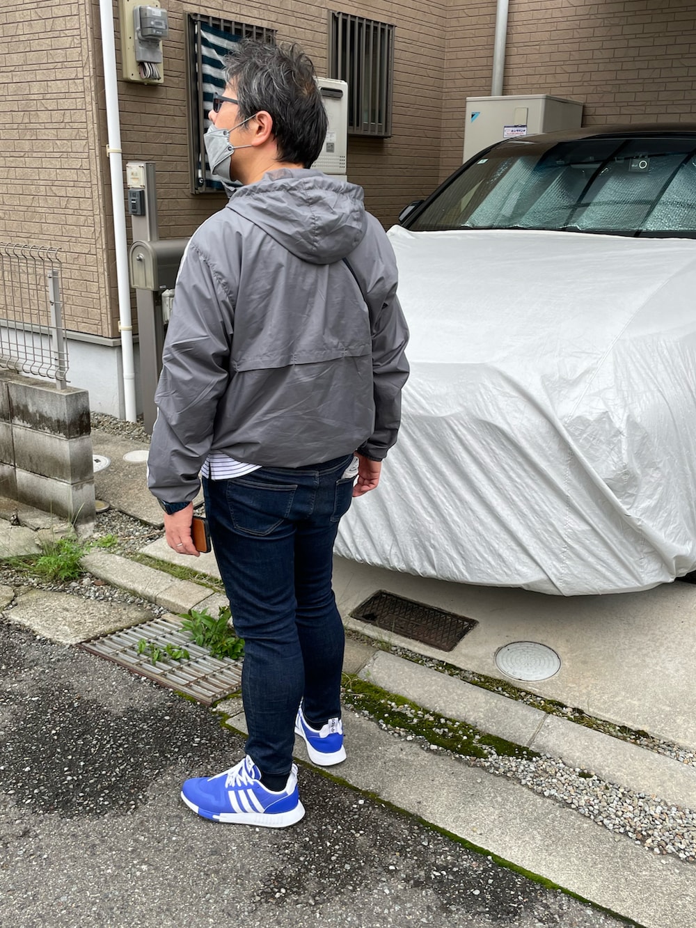 「ライトアウター」｜「adidasのエッセンシャルズプラス 3ストライプ ウィンドブレーカージャケット/ アディダス adidas（ナイロンジャケット、グレー系）」を使った、yukky19811214さん（メンズ・175cm）の春コーディネートの2枚目の写真