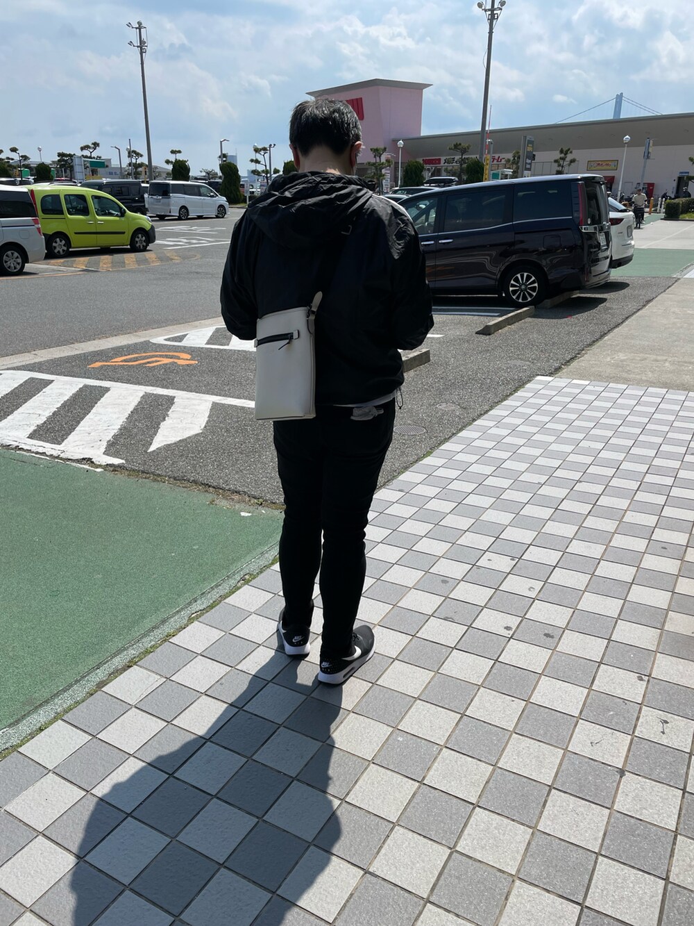 「モノトーンコーデ」｜「GUのソフトコットンクルーネックT（Tシャツ/カットソー、ホワイト系）」を使った、yukky19811214さん（メンズ・175cm）の春コーディネートの3枚目の写真