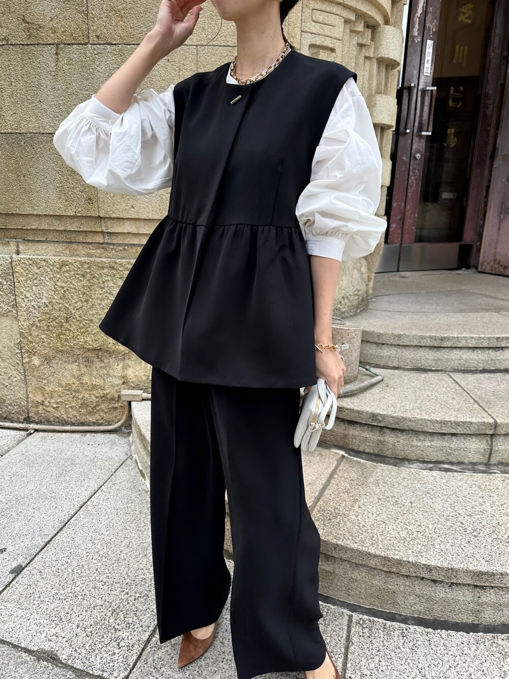 ブラック系のジャケット/アウター、ホワイト系のシャツ/ブラウス、ブラック系のその他パンツを着用したレディースの冬コーディネートの2枚目の写真