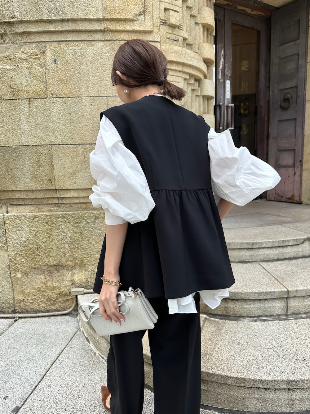 ブラック系のジャケット/アウター、ホワイト系のシャツ/ブラウス、ブラック系のその他パンツを着用したレディースの冬コーディネートの3枚目の写真