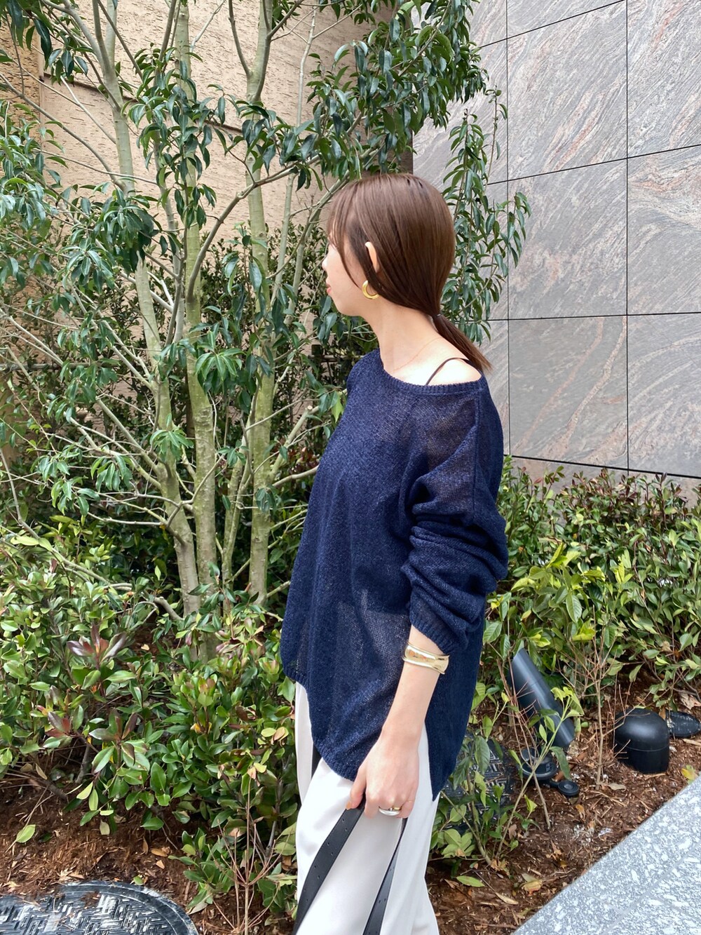 ブルー系のニット/セーター、ブラック系のベルトを着用したレディースの春コーディネートの5枚目の写真