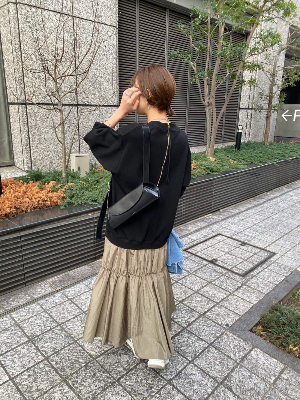 「春、カジュアルコーデ、おでかけコーデ、シンプルスタイル、大人かわいい、大人女子、きれいめカジュアル、春コーデ、24SS春の新作、ワンピース、大人ワンピ、ドッキングワンピ、スニーカー、スニーカーコーデ、スニーカー女子」｜「DouDouのバックジップドッキングワンピース（ワンピース、ブラック系）」を使った、doudouminaさん（レディース・163cm）の冬コーディネートの2枚目の写真