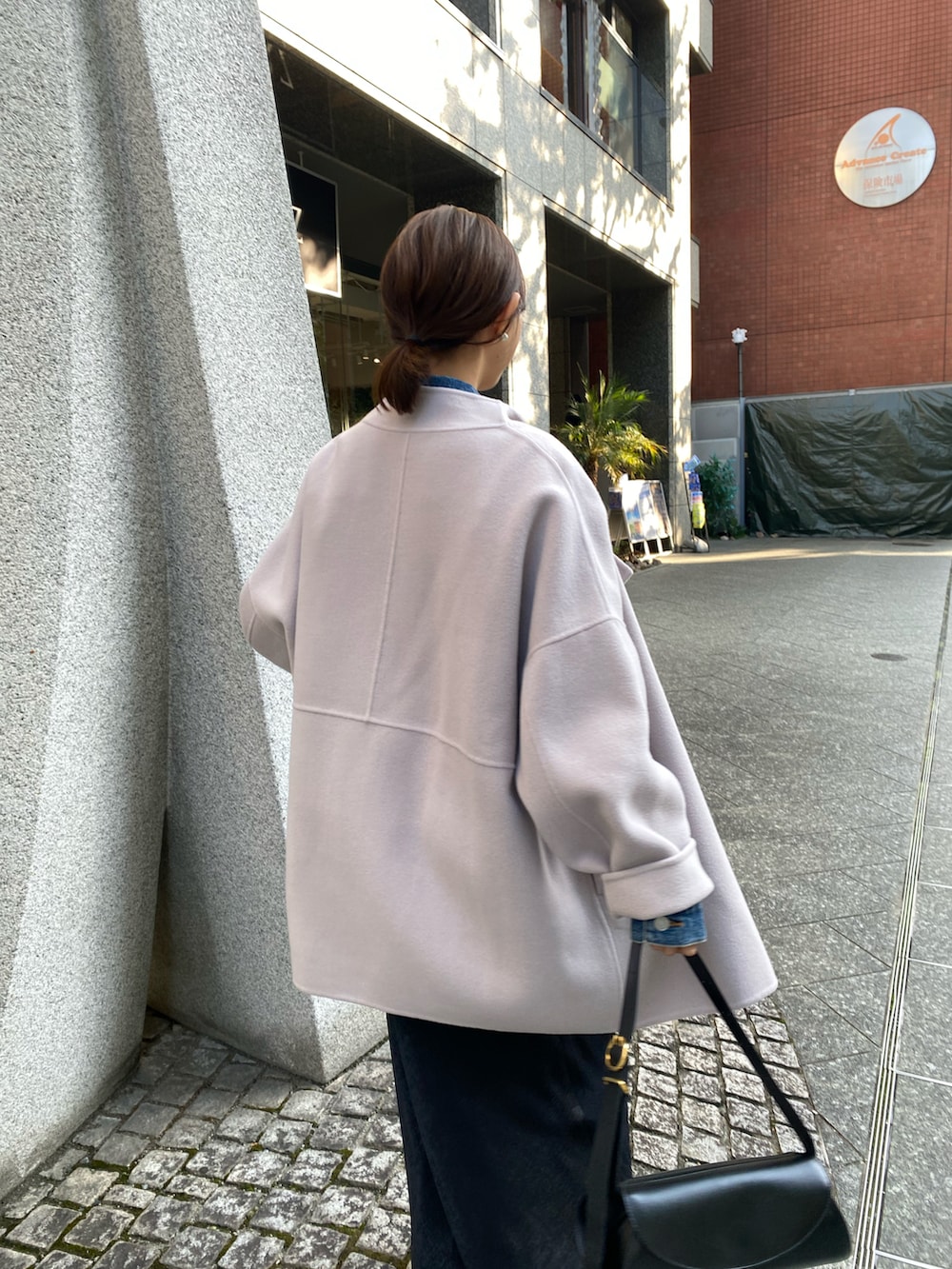 ピンク系のその他アウター、ブルー系のデニムジャケット、ブラック系のスカートを着用したレディースの秋コーディネートの4枚目の写真