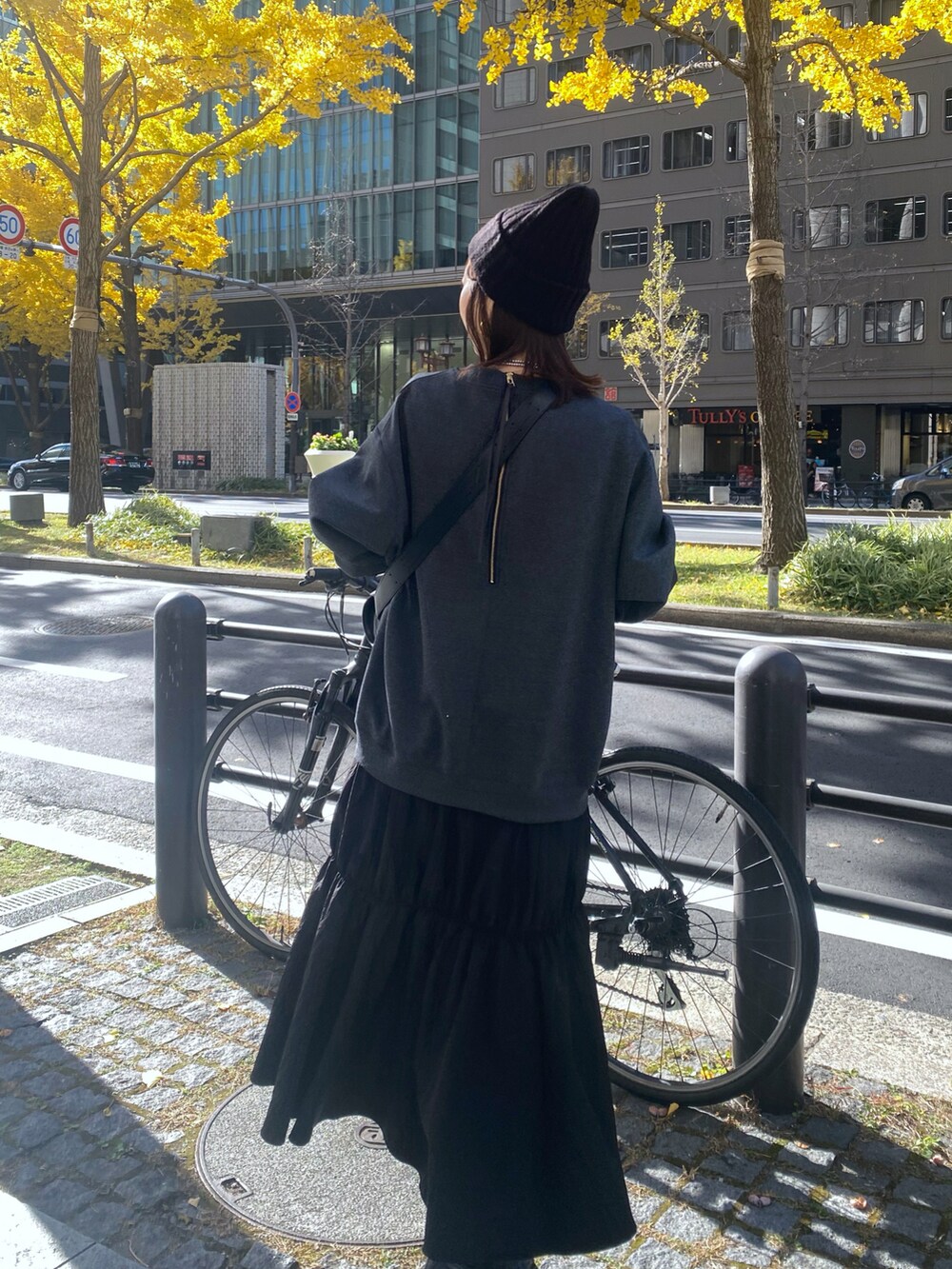 グレー系のワンピースを着用したレディースの冬コーディネートの2枚目の写真