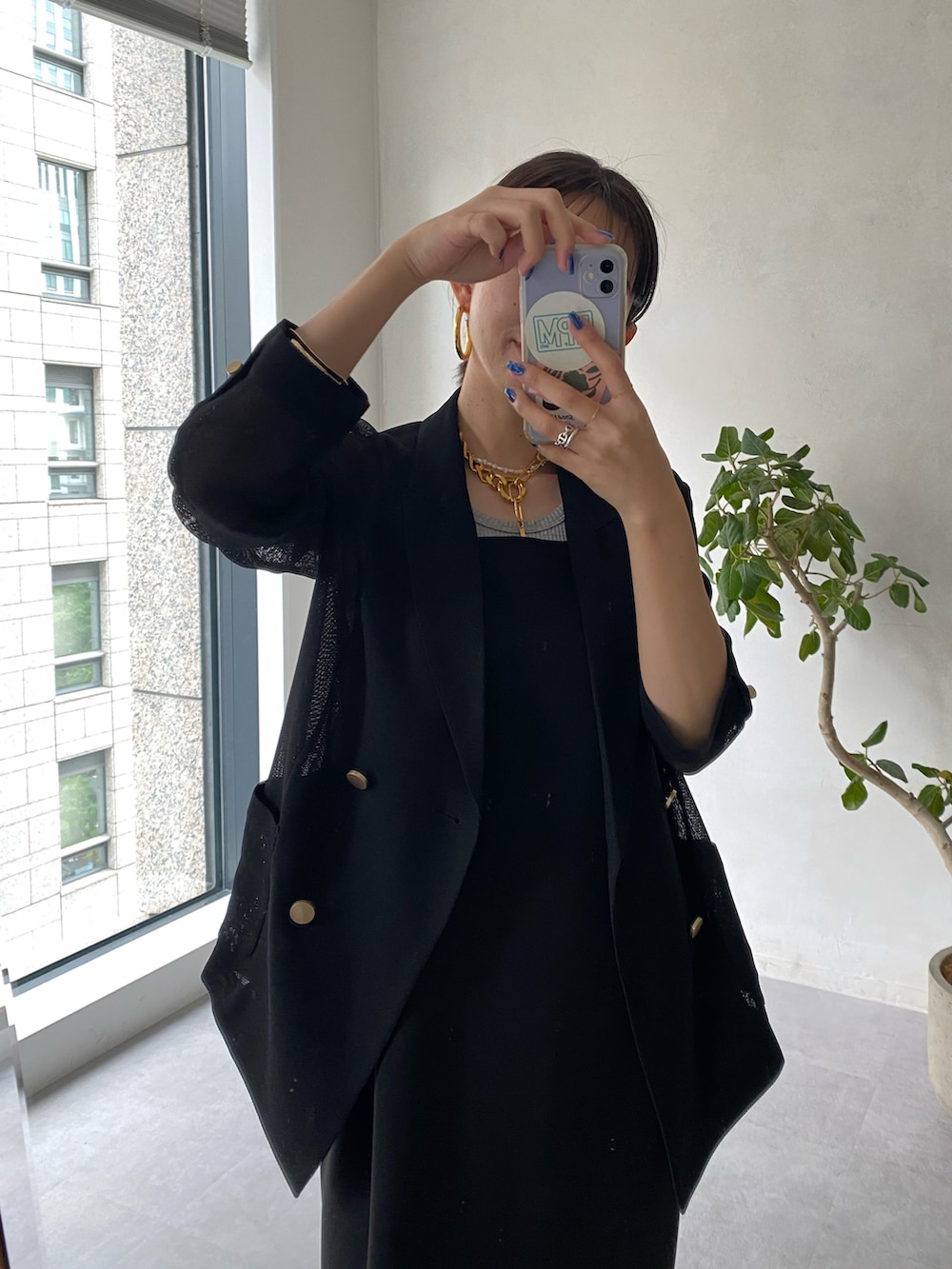 ブラック系のワンピース、ブラック系のテーラードジャケットを着用したレディースの夏コーディネートの2枚目の写真