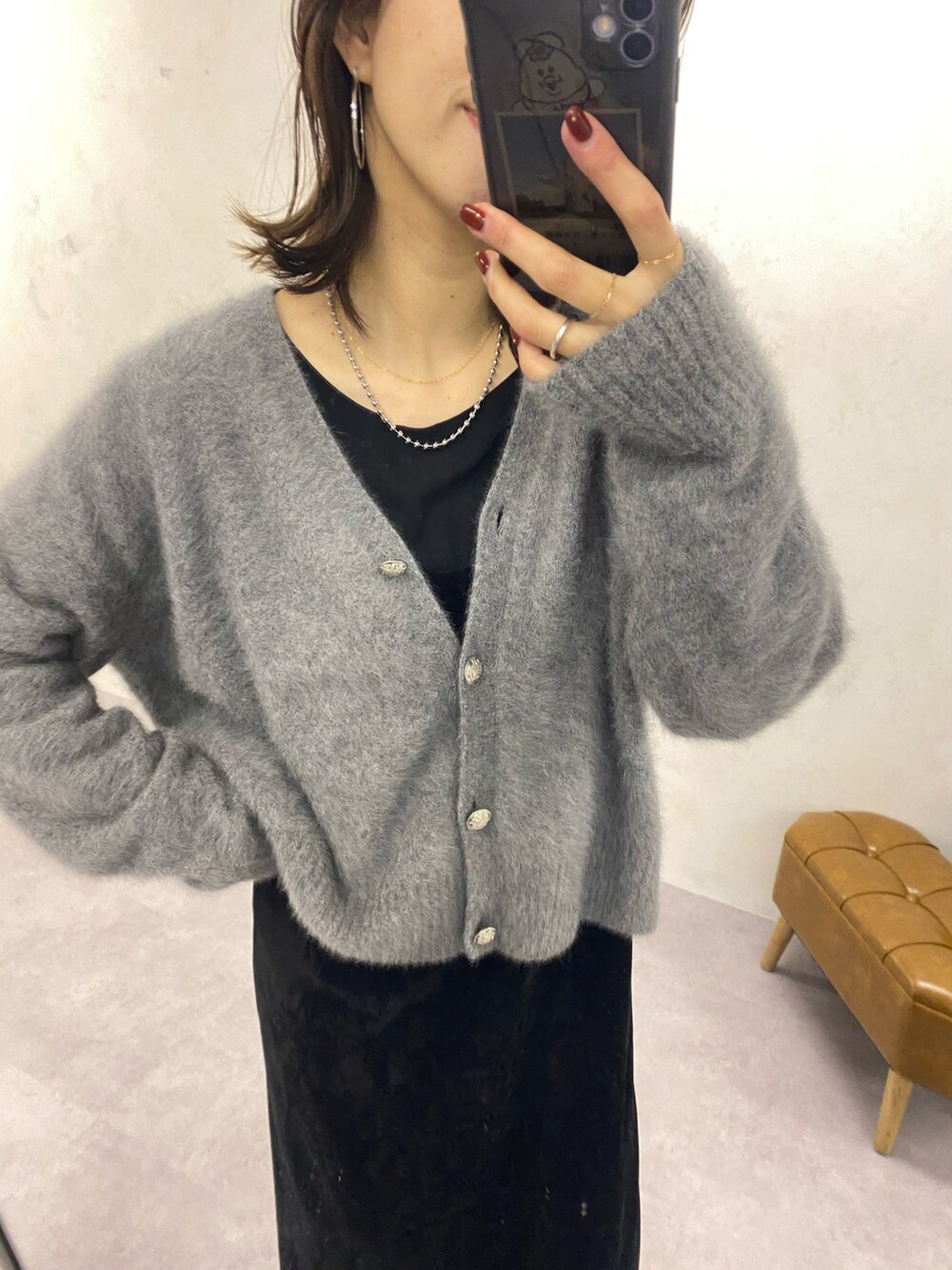 ブラック系のワンピース、ブルー系のカーディガン/ボレロを着用したレディースの冬コーディネートの2枚目の写真