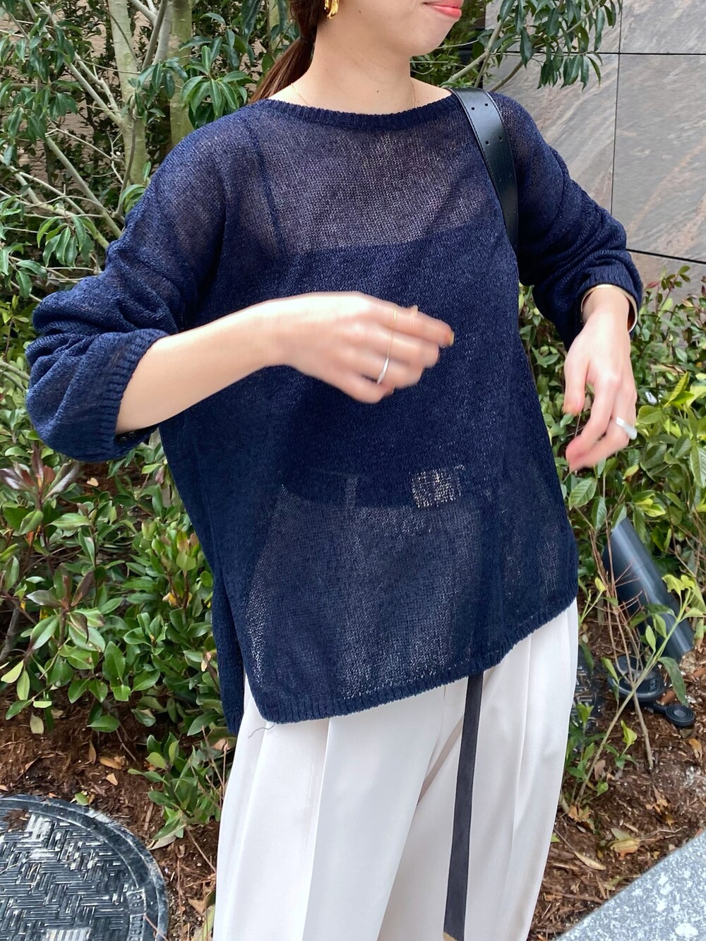 ブルー系のニット/セーター、ブラック系のベルトを着用したレディースの春コーディネートの3枚目の写真