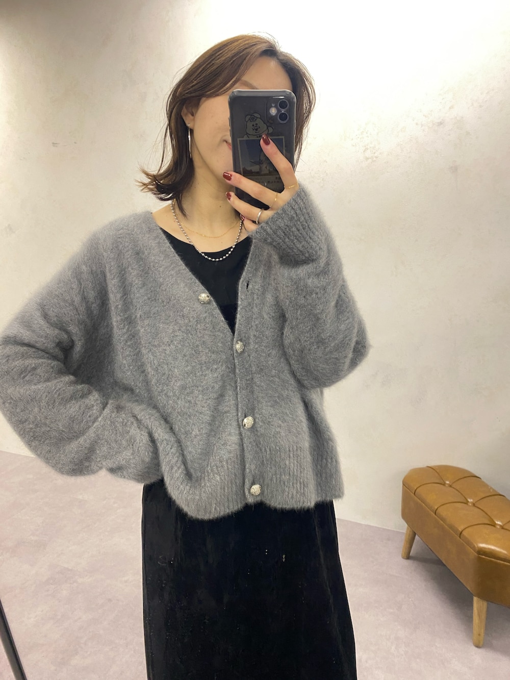 ブラック系のワンピースを着用したレディースの秋コーディネートの2枚目の写真