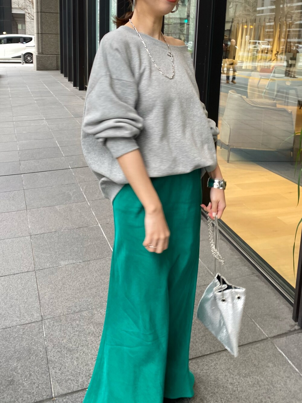 グリーン系のスカート、グレー系のスウェットを着用したレディースの冬コーディネートの2枚目の写真