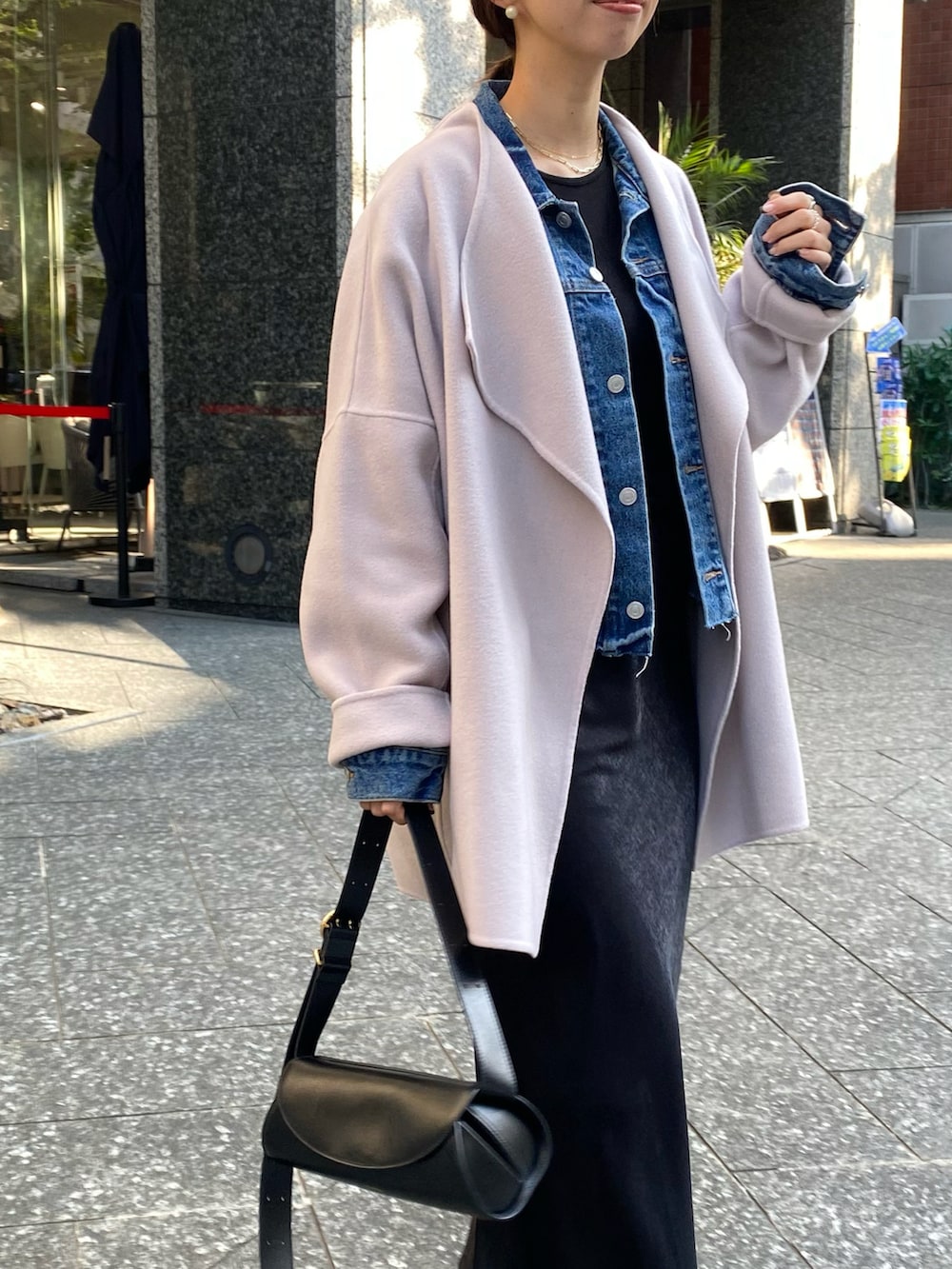 ピンク系のその他アウター、ブルー系のデニムジャケット、ブラック系のスカートを着用したレディースの秋コーディネートの3枚目の写真
