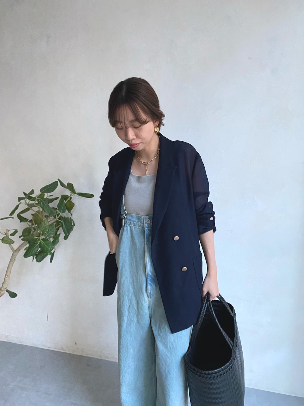 ブルー系のテーラードジャケット、ブルー系のサロペット/オーバーオール、グレー系のタンクトップを着用したレディースの冬コーディネートの2枚目の写真