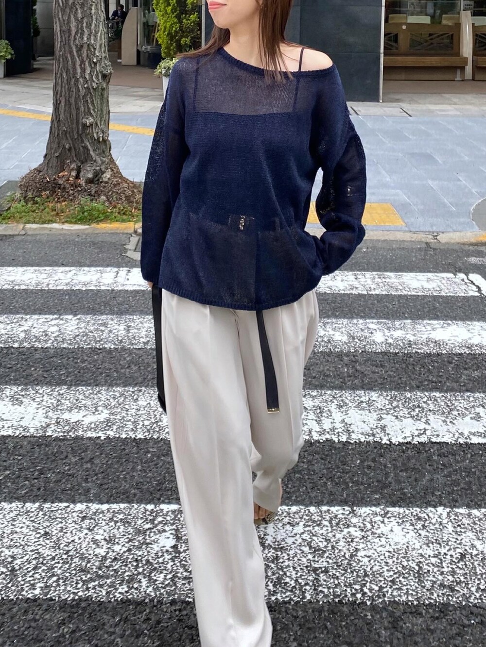 ブルー系のニット/セーター、ブラック系のベルトを着用したレディースの春コーディネートの2枚目の写真