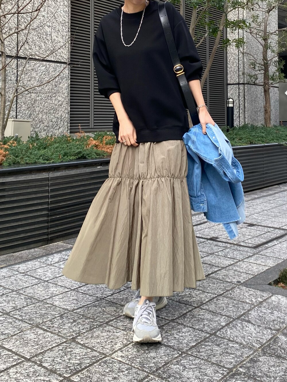「春、カジュアルコーデ、おでかけコーデ、シンプルスタイル、大人かわいい、大人女子、きれいめカジュアル、春コーデ、24SS春の新作、ワンピース、大人ワンピ、ドッキングワンピ、スニーカー、スニーカーコーデ、スニーカー女子」｜「DouDouのバックジップドッキングワンピース（ワンピース、ブラック系）」を使った、doudouminaさん（レディース・163cm）の冬コーディネートの3枚目の写真