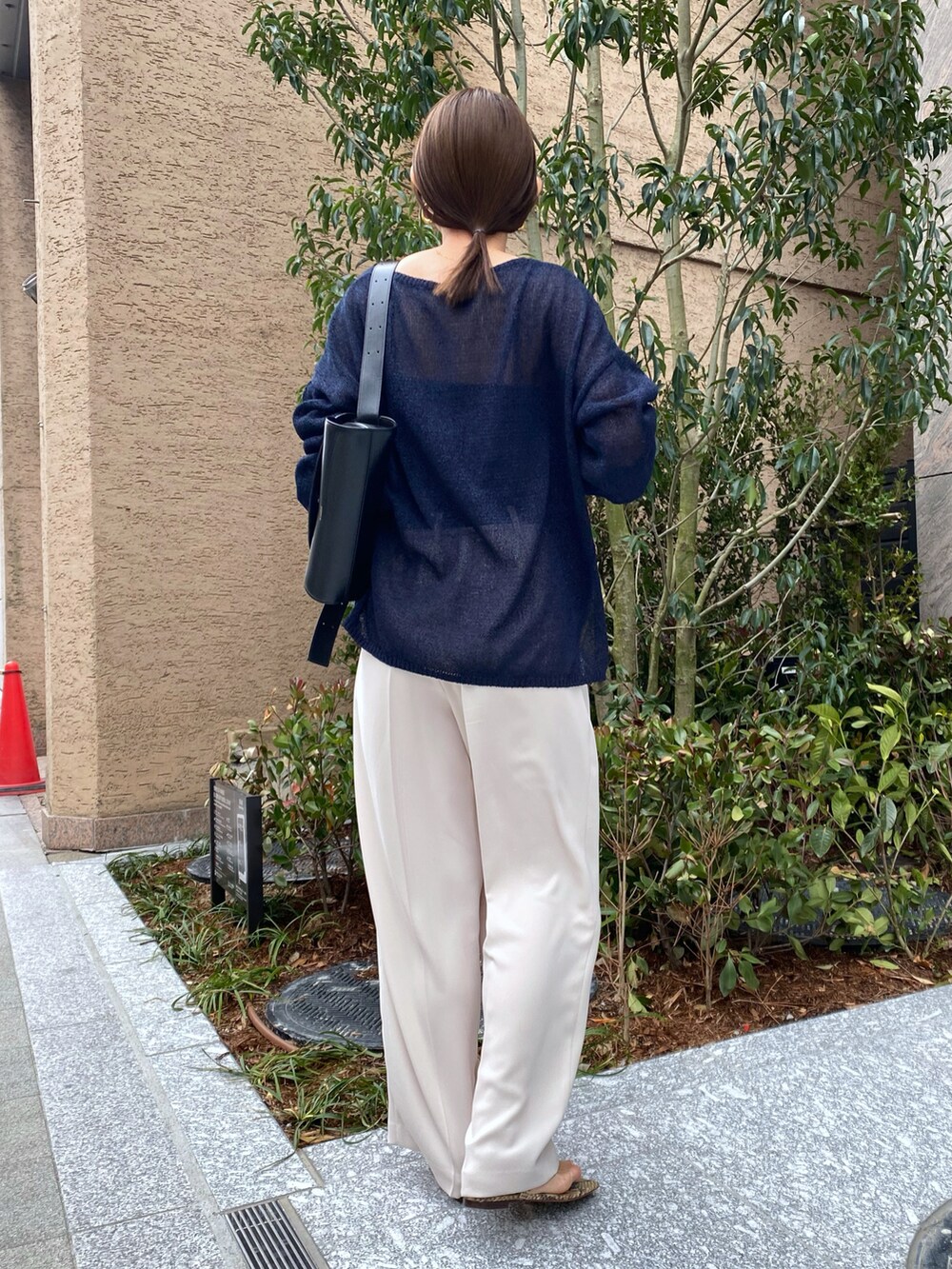 ブルー系のニット/セーター、ブラック系のベルトを着用したレディースの春コーディネートの4枚目の写真