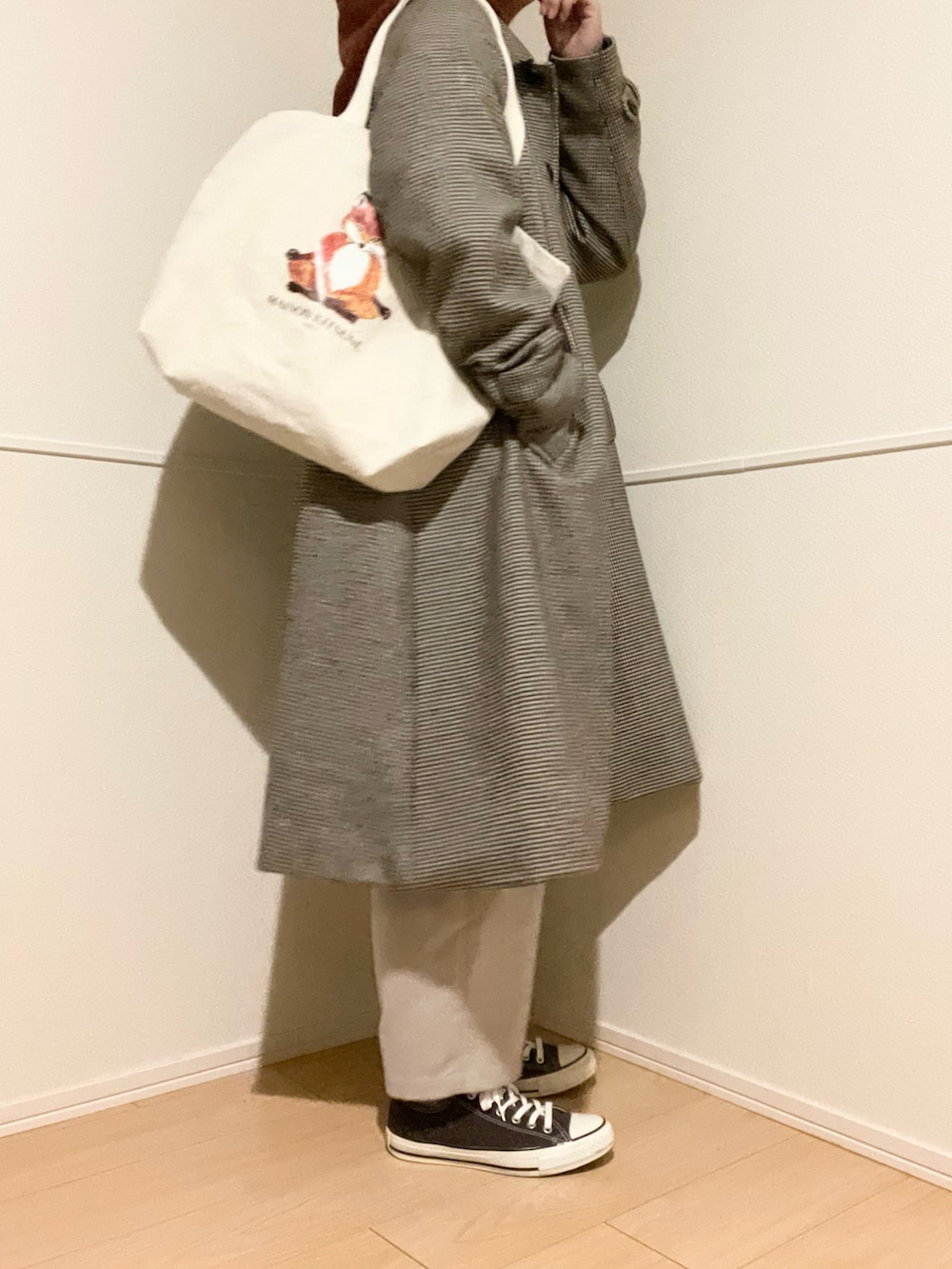 その他のステンカラーコート、ブラウン系のパーカー、ベージュ系のその他パンツを着用したメンズの春コーディネートの2枚目の写真