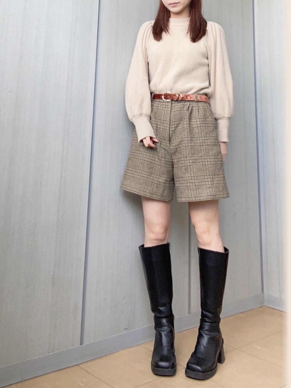 「カジュアル、パンツスタイル、着回しコーデ、ダウンジャケット、UNIQLO、ユニクロ、ベージュ×ブラック、ベージュニット、ショートパンツ、チェックパンツ、ロングブーツ、プチプラ、プチプラコーデ、大学生」｜「one after another NICE CLAUPのパフスリーブフェザーニット（ニット/セーター、ベージュ系）」を使った、mikanさん（レディース・160cm）の冬コーディネートの2枚目の写真