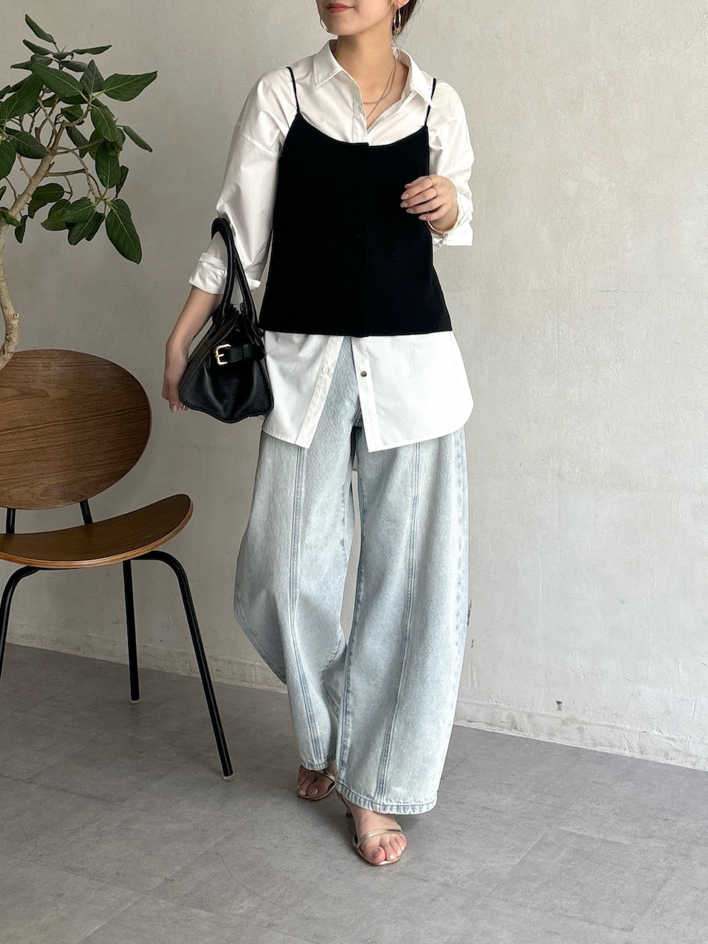 「春コーデ、パンツコーデ、春服、カジュアルコーデ、オトナ女子、大人女子、春、デニム、デニムパンツ、デニムコーデ、シャツ、シャツスタイル、ビスチェ、大人カジュアル、シンプルコーデ」｜「DouDouのオーバルバングル（ブレスレット、ゴールド系）」を使った、doudoureiさん（レディース・164cm）の春コーディネートの2枚目の写真