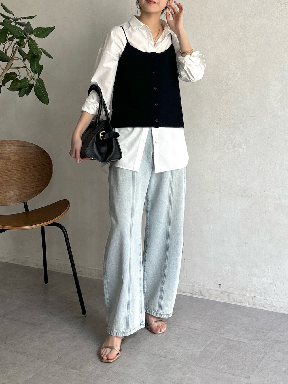 「春コーデ、パンツコーデ、春服、カジュアルコーデ、オトナ女子、大人女子、春、デニム、デニムパンツ、デニムコーデ、シャツ、シャツスタイル、ビスチェ、大人カジュアル、シンプルコーデ」｜「DouDouのオーバルバングル（ブレスレット、ゴールド系）」を使った、doudoureiさん（レディース・164cm）の春コーディネートの3枚目の写真