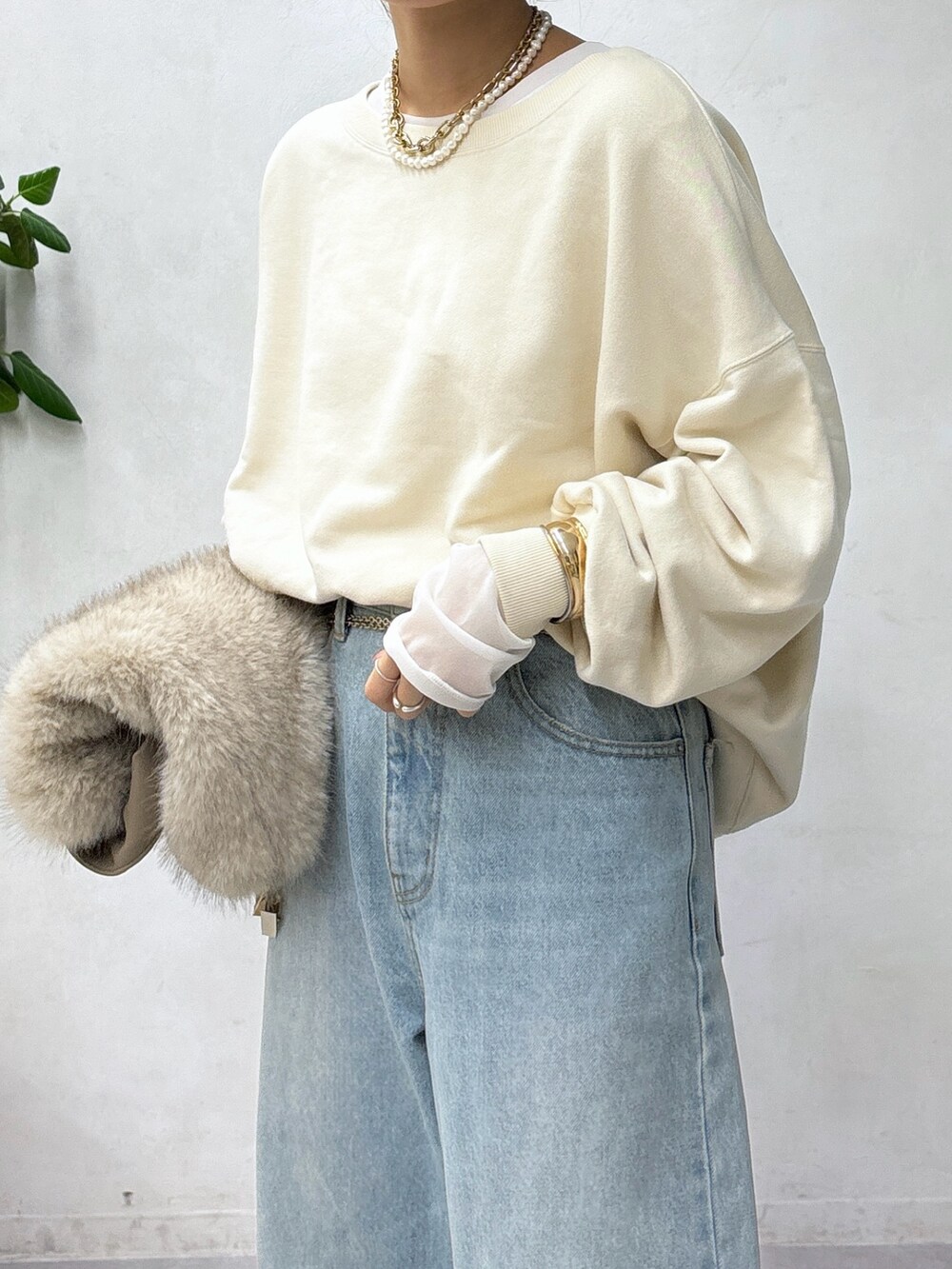 ホワイト系のショルダーバッグ、ブルー系のデニムパンツ、ホワイト系のTシャツ/カットソーを着用したレディースの秋コーディネートの5枚目の写真