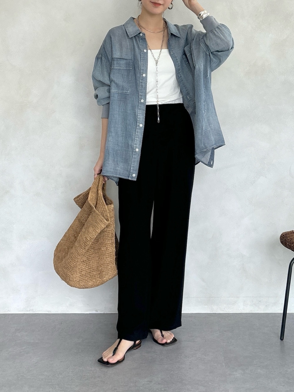 ブルー系のシャツ/ブラウス、ブラック系のその他パンツ、シルバー系のブレスレットを着用したレディースの春コーディネートの3枚目の写真