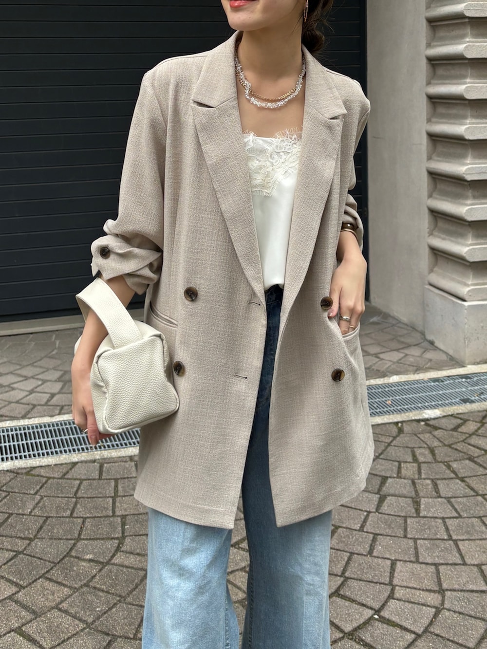 ブルー系のデニムパンツ、ホワイト系のシャツ/ブラウス、ベージュ系のテーラードジャケットを着用したレディースの冬コーディネートの7枚目の写真