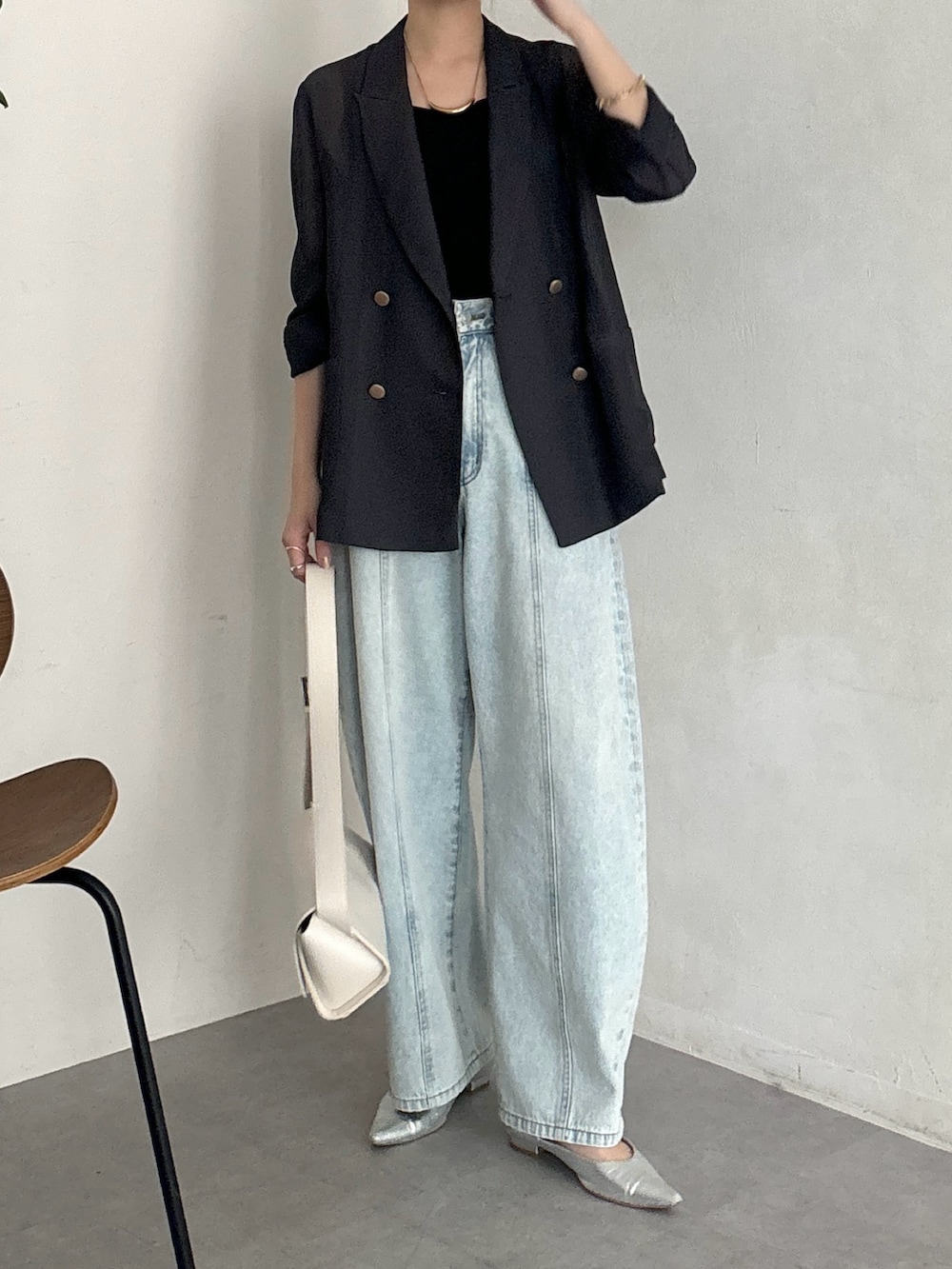 「ジャケット、春コーデ、パンツコーデ、春服、カジュアルコーデ、オトナ女子、お出かけコーデ、春、デニム、デニムパンツ、シンプル、シンプルコーデ、DouDou」｜「DouDouのセンターラインデニムカーブパンツ（デニムパンツ、ブルー系）」を使った、doudoureiさん（レディース・164cm）の春コーディネートの2枚目の写真