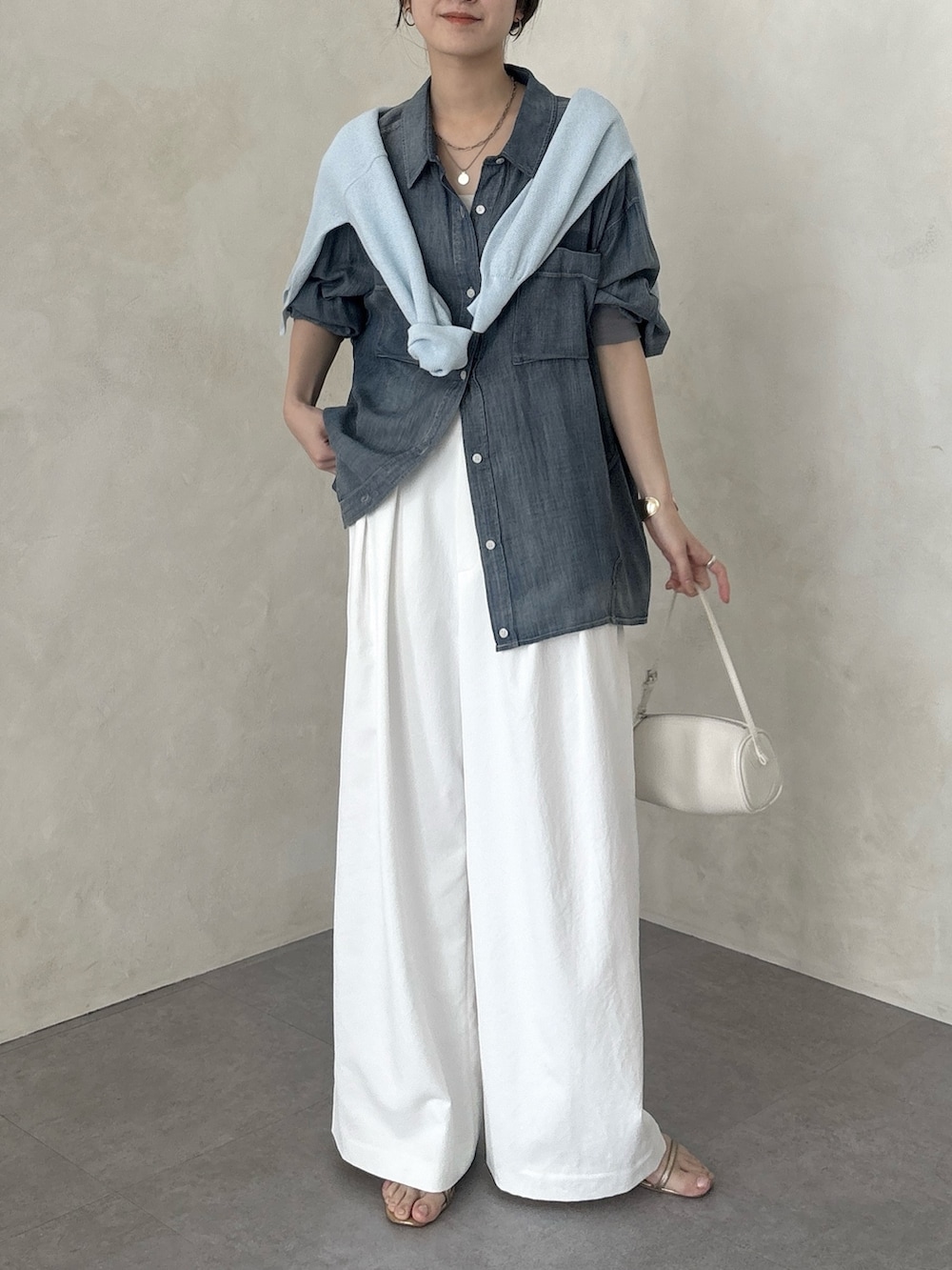 ホワイト系のその他パンツ、ブルー系のシャツ/ブラウス、ブルー系のカーディガン/ボレロを着用したレディースの夏コーディネートの4枚目の写真