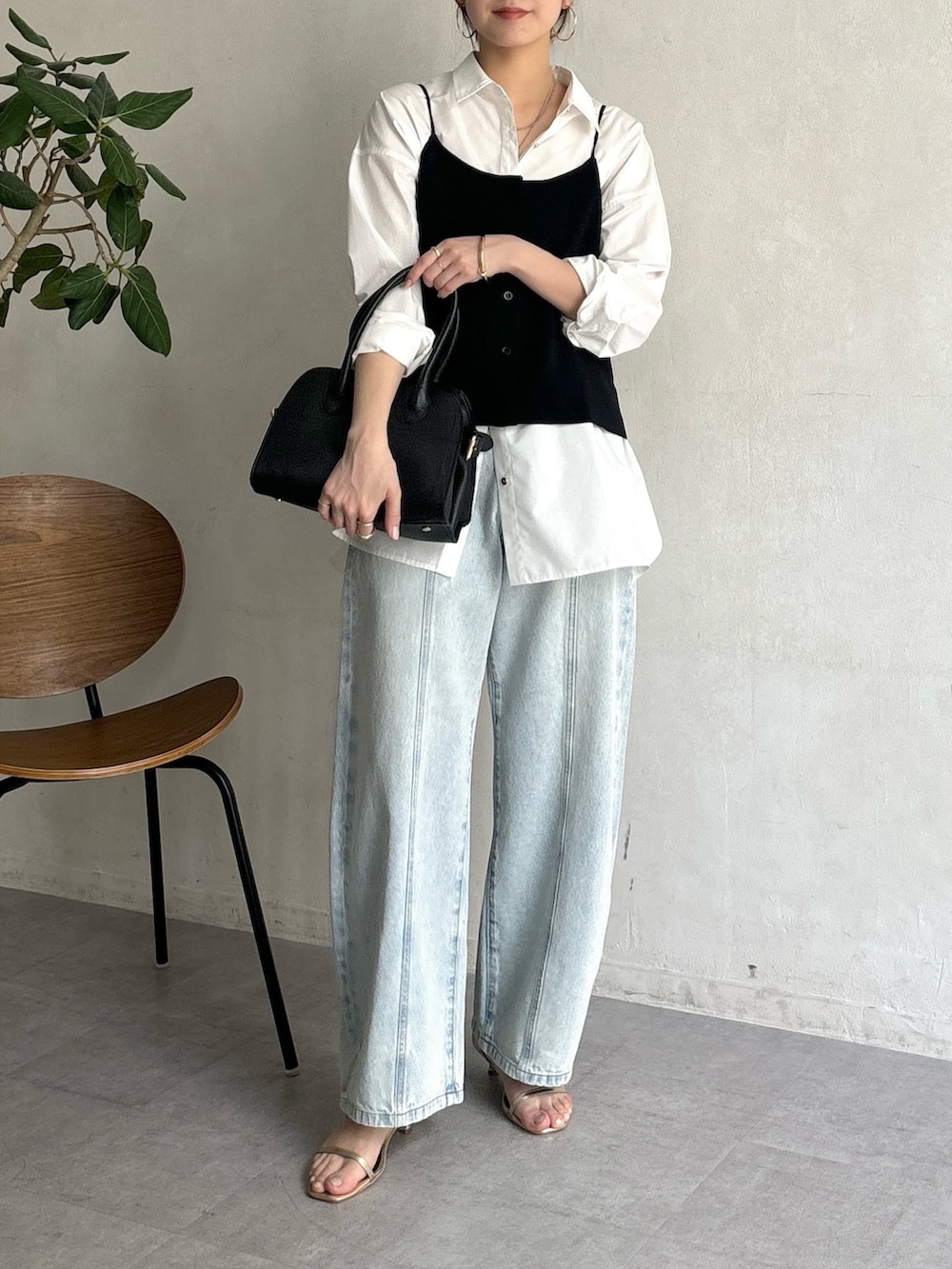 「春コーデ、パンツコーデ、春服、カジュアルコーデ、オトナ女子、大人女子、春、デニム、デニムパンツ、デニムコーデ、シャツ、シャツスタイル、ビスチェ、大人カジュアル、シンプルコーデ」｜「DouDouのオーバルバングル（ブレスレット、ゴールド系）」を使った、doudoureiさん（レディース・164cm）の春コーディネートの5枚目の写真
