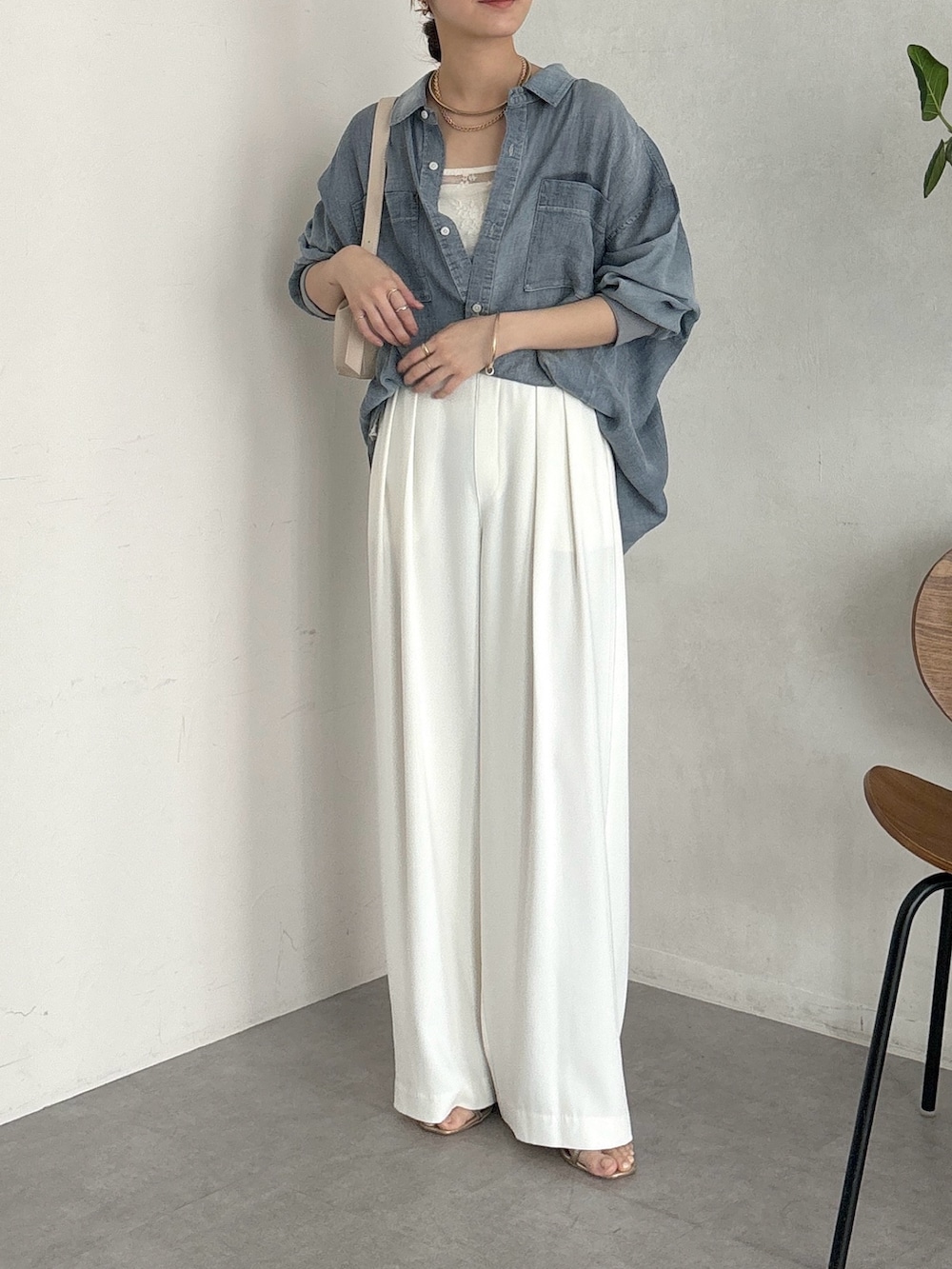 ブルー系のシャツ/ブラウス、ホワイト系のスラックス、ホワイト系のシャツ/ブラウスを着用したレディースの春コーディネートの4枚目の写真