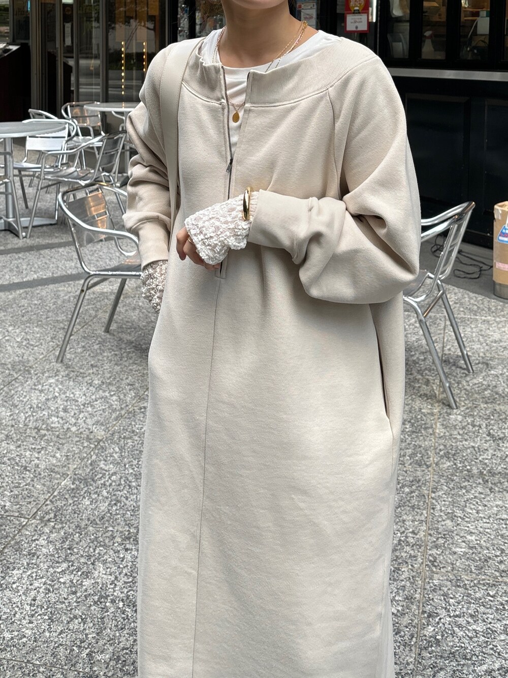 ブラウン系のその他アウター、ベージュ系のワンピース、ブラウン系のブーツを着用したレディースの冬コーディネートの7枚目の写真