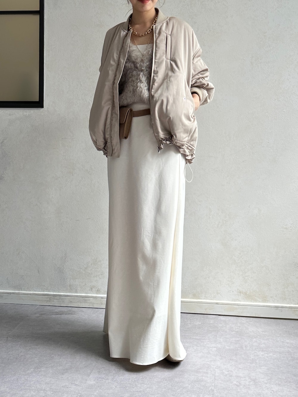 ホワイト系のスカート、ピンク系のバレエシューズ、ベージュ系のショルダーバッグを着用したレディースの秋コーディネートの4枚目の写真