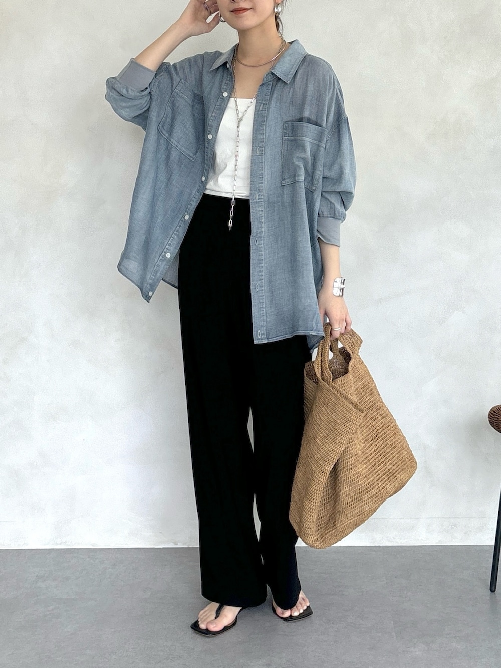 ブルー系のシャツ/ブラウス、ブラック系のその他パンツ、シルバー系のブレスレットを着用したレディースの春コーディネートの4枚目の写真