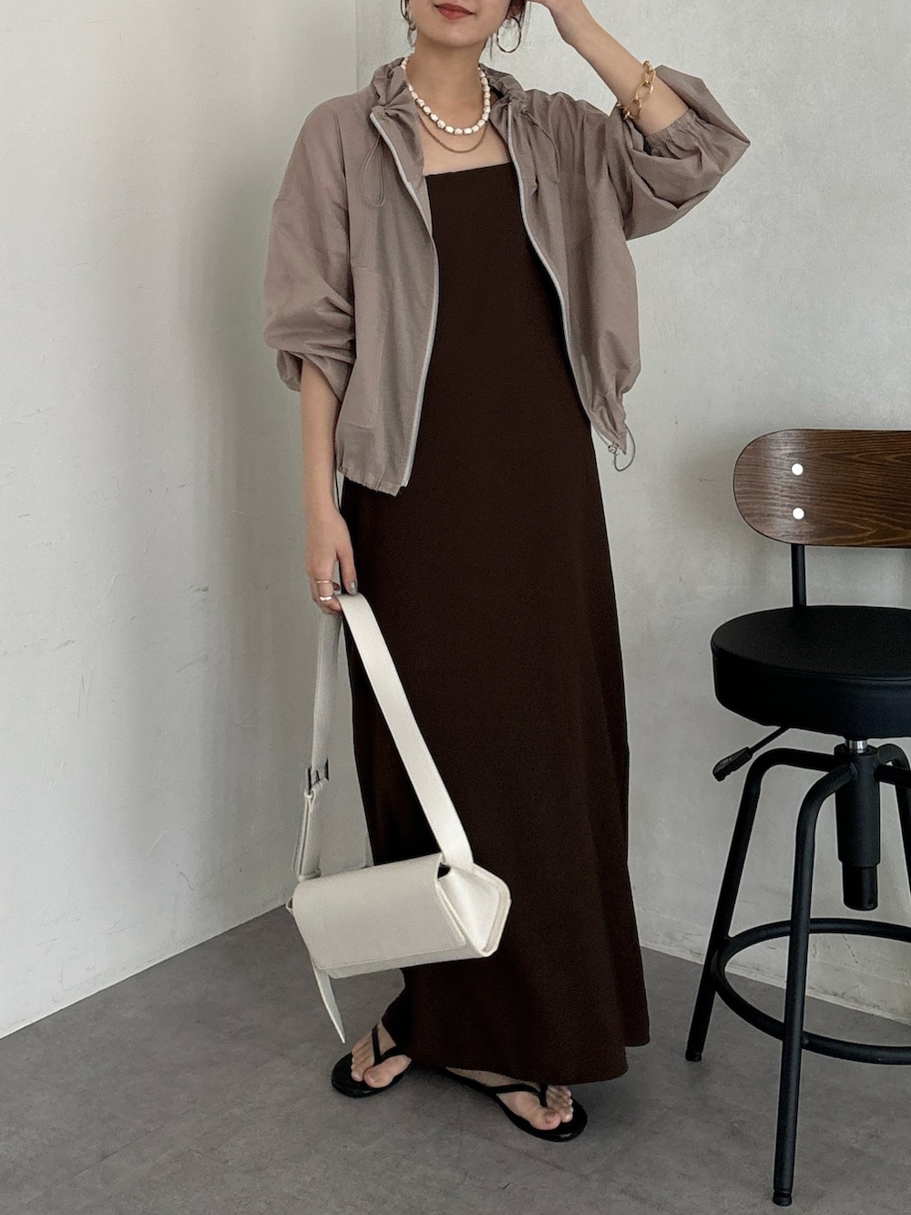 ブラウン系のワンピース、ベージュ系のその他アウター、ホワイト系のショルダーバッグを着用したレディースの夏コーディネートの5枚目の写真