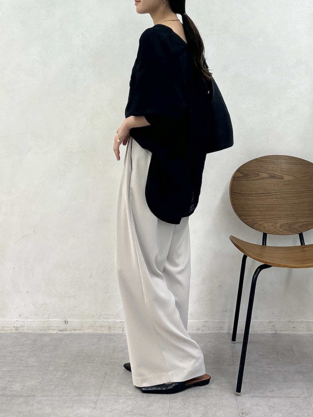 グレー系のスラックス、ブラック系のシャツ/ブラウス、ブラック系のベルトを着用したレディースの秋コーディネートの4枚目の写真