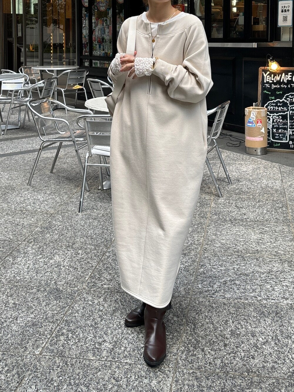 ブラウン系のその他アウター、ベージュ系のワンピース、ブラウン系のブーツを着用したレディースの冬コーディネートの6枚目の写真