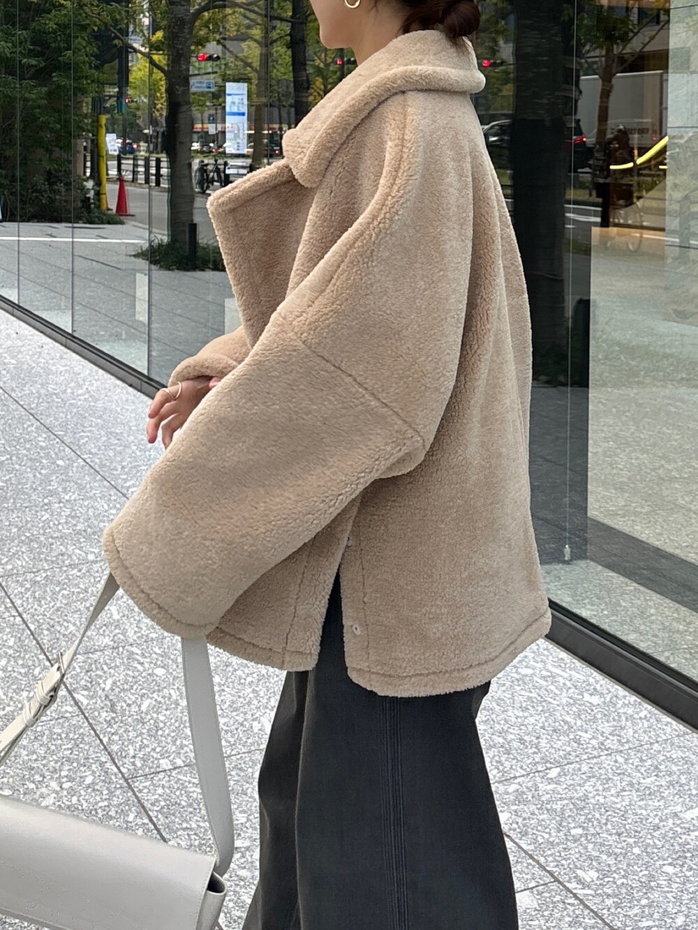 ベージュ系のその他アウター、ブラウン系のニット/セーター、ホワイト系のショルダーバッグを着用したレディースの秋コーディネートの6枚目の写真