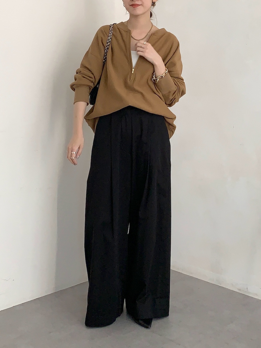 ブラック系のその他パンツ、ブラック系のショルダーバッグ、イエロー系のスウェットを着用したレディースの夏コーディネートの4枚目の写真
