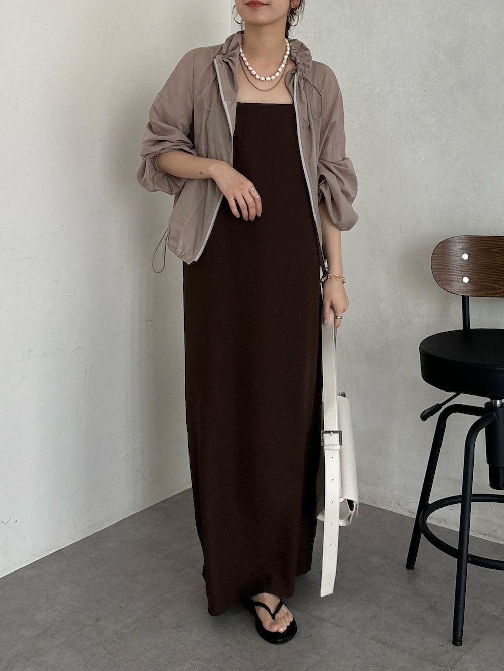 ブラウン系のワンピース、ベージュ系のその他アウター、ホワイト系のショルダーバッグを着用したレディースの夏コーディネートの4枚目の写真