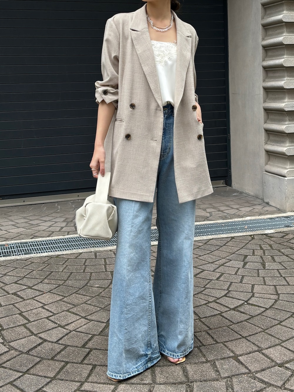 ブルー系のデニムパンツ、ホワイト系のシャツ/ブラウス、ベージュ系のテーラードジャケットを着用したレディースの冬コーディネートの5枚目の写真