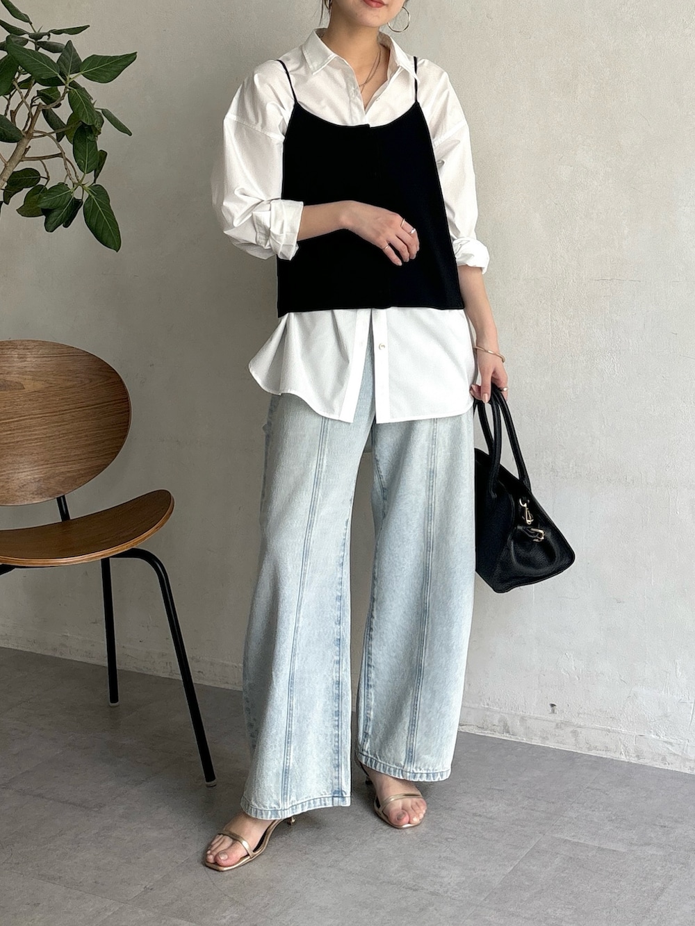 「春コーデ、パンツコーデ、春服、カジュアルコーデ、オトナ女子、大人女子、春、デニム、デニムパンツ、デニムコーデ、シャツ、シャツスタイル、ビスチェ、大人カジュアル、シンプルコーデ」｜「DouDouのオーバルバングル（ブレスレット、ゴールド系）」を使った、doudoureiさん（レディース・164cm）の春コーディネートの4枚目の写真