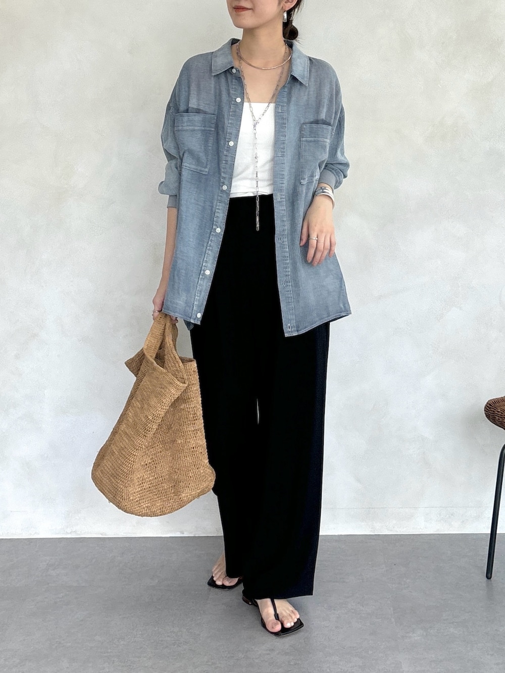 ブルー系のシャツ/ブラウス、ブラック系のその他パンツ、シルバー系のブレスレットを着用したレディースの春コーディネートの2枚目の写真