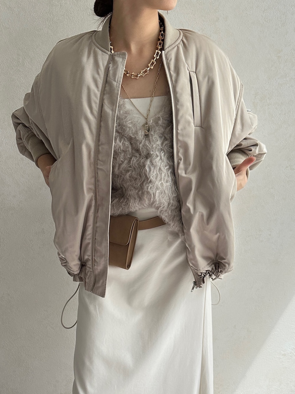 ホワイト系のスカート、ピンク系のバレエシューズ、ベージュ系のショルダーバッグを着用したレディースの秋コーディネートの7枚目の写真