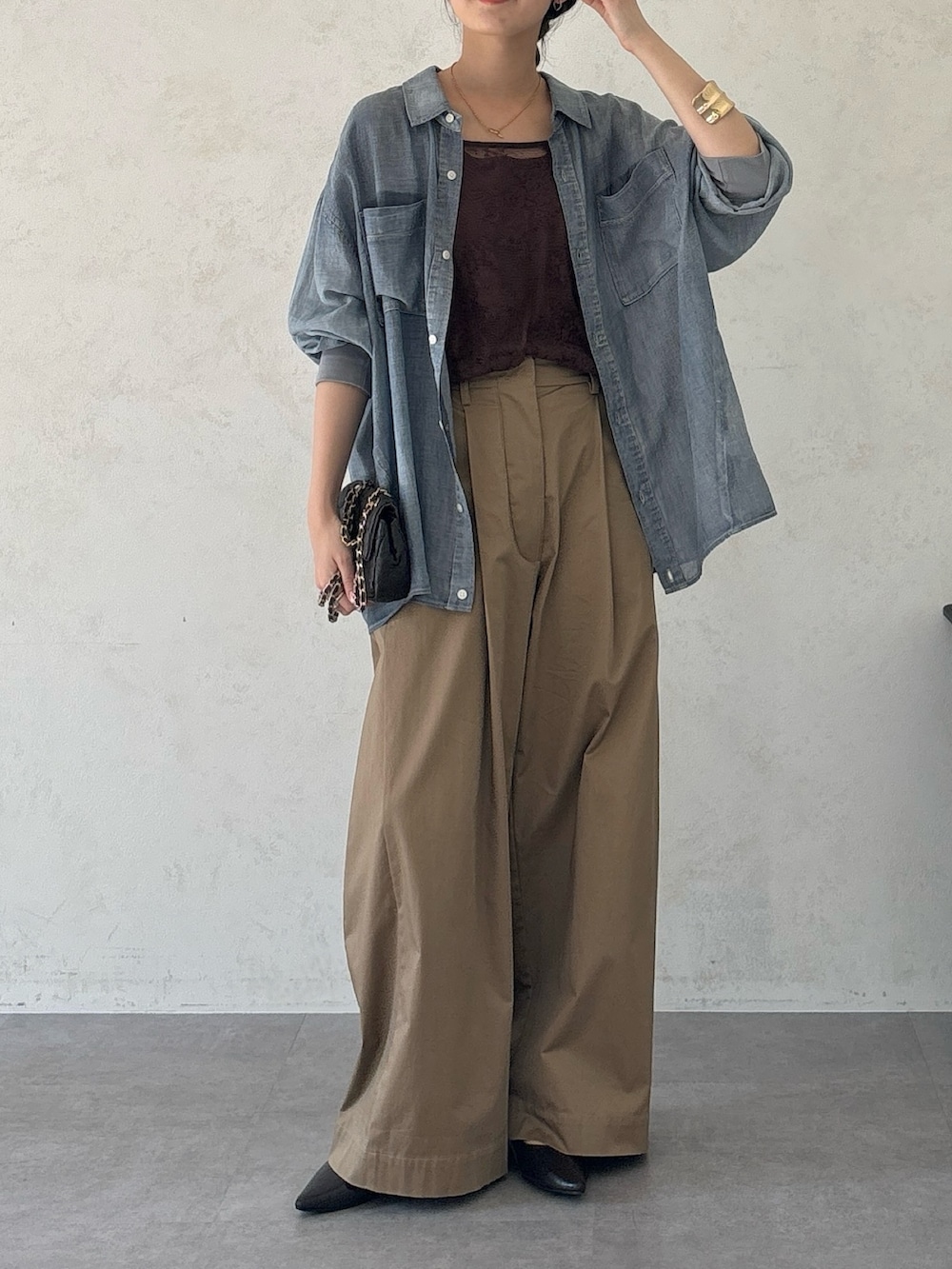 ブラウン系のタンクトップ、ブラウン系のショルダーバッグ、ベージュ系のその他パンツを着用したレディースの夏コーディネートの3枚目の写真