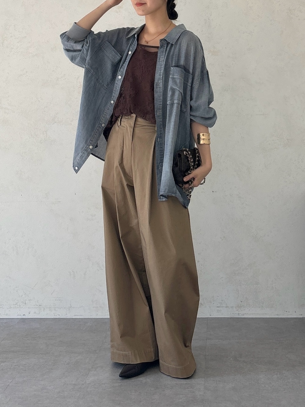 ブラウン系のタンクトップ、ブラウン系のショルダーバッグ、ベージュ系のその他パンツを着用したレディースの夏コーディネートの2枚目の写真