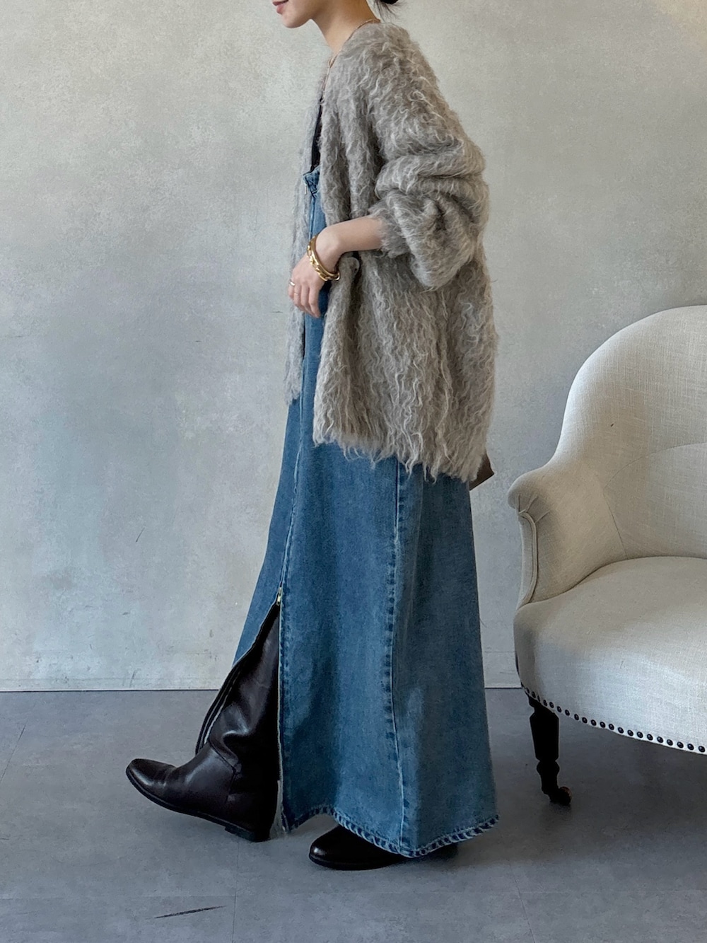 ブラウン系のブーツ、ブルー系のワンピース、ブラウン系のショルダーバッグを着用したレディースの冬コーディネートの8枚目の写真