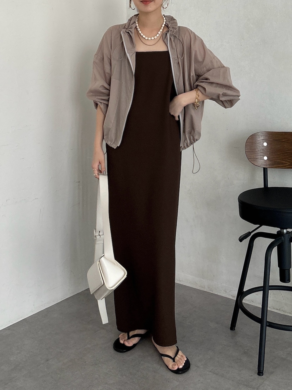 ブラウン系のワンピース、ベージュ系のその他アウター、ホワイト系のショルダーバッグを着用したレディースの夏コーディネートの7枚目の写真